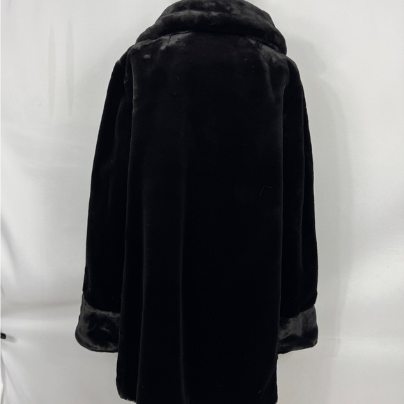 Luxurious Reversible Faux Fur Coat - Picture 5 of 13